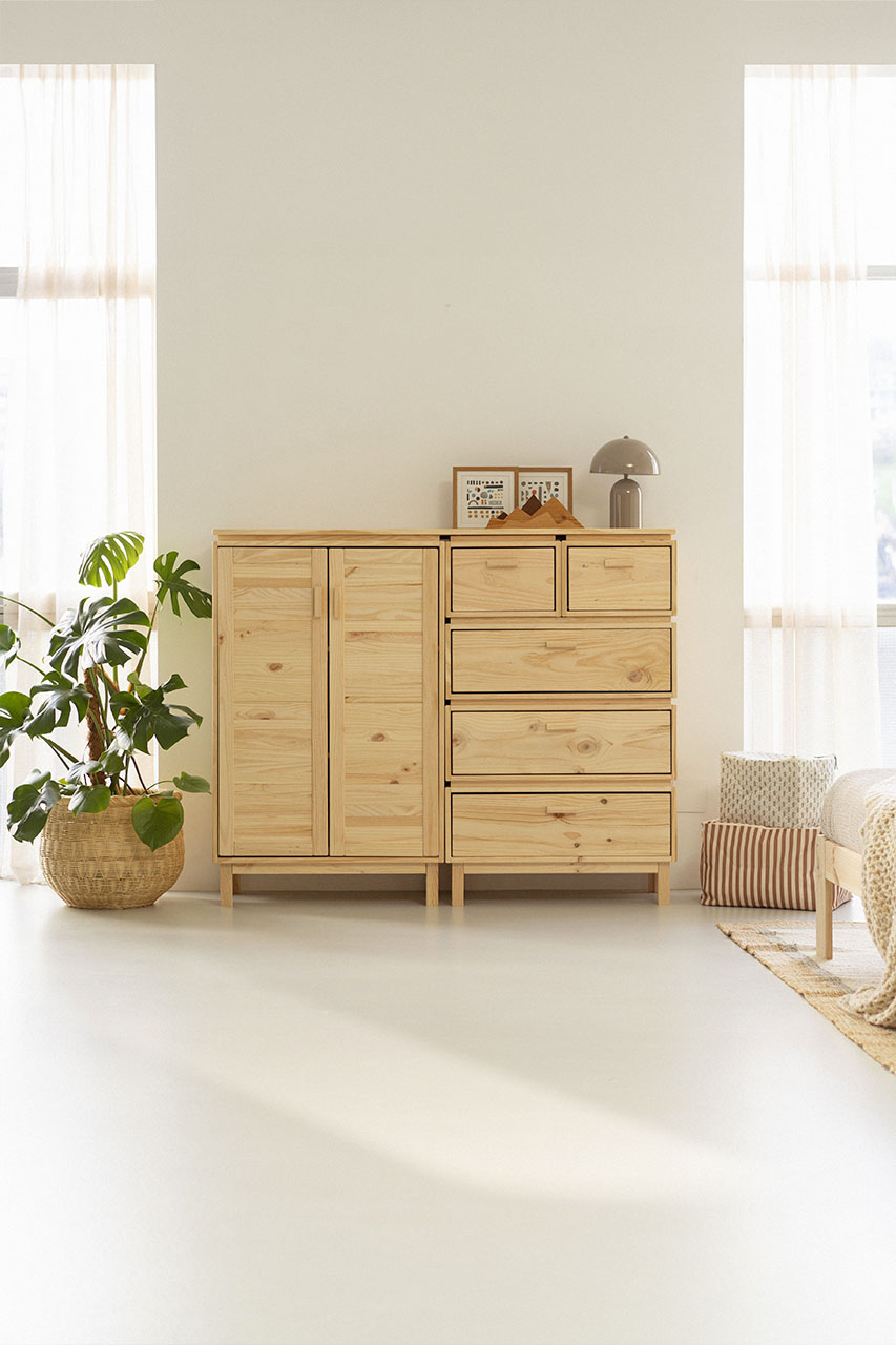 Imagen de ambiente 1 para:Armario aparador con cajones y baldas de madera natural